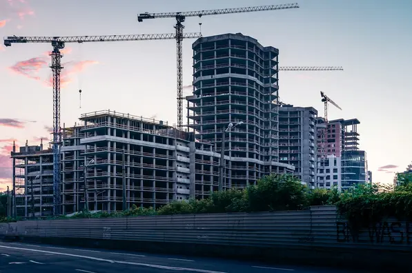 gündüz yol kenarındaki beyaz beton bina