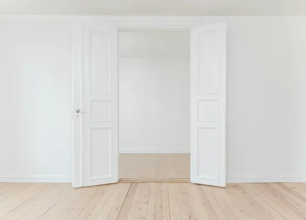 minimalist fotoğrafı açık kapı